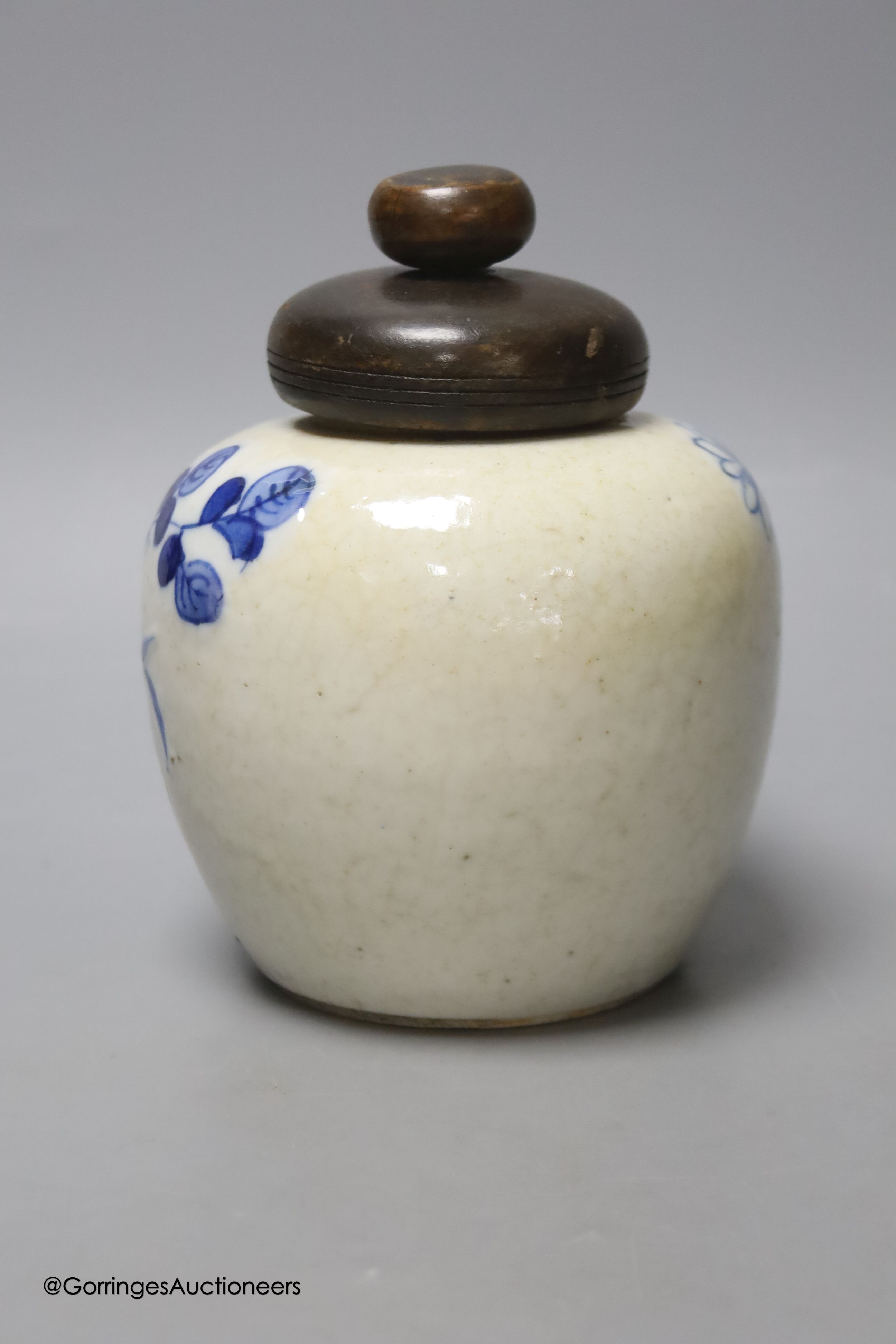A Chinese blue and white crackle glaze jar and cover, early 20th century, height 12cm (excluding cover)